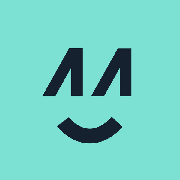Ein minimalistisches Smiley-Gesicht, bestehend aus zwei fetten, schwarzen diagonalen Linien für die Augen und einer gebogenen Linie für den Mund auf einem hellen, blaugrünen Hintergrund.