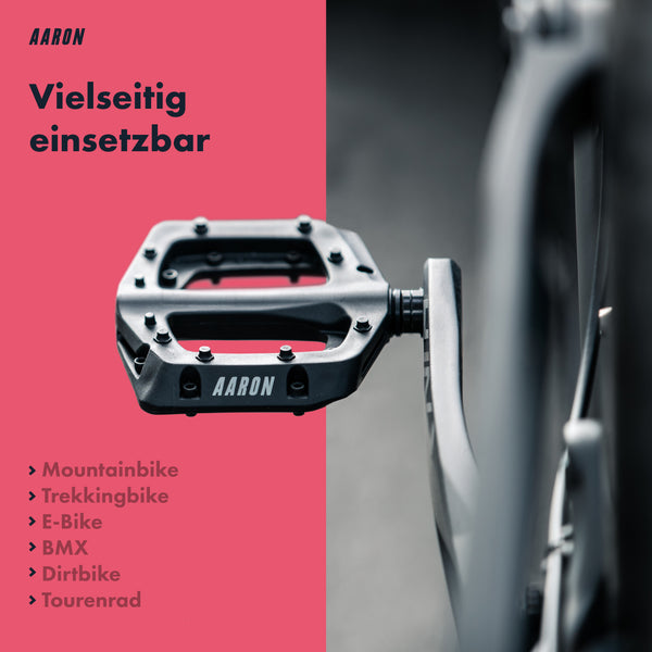 AARON Dirt MTB Fahrradpedale - Schwarz montiert am Fahrrad mit sichtbarem AARON Schriftzug und Pins für Grip