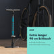 AARON Sport One 3.0 Fahrradpumpe - Blau mit langem Schlauch neben schwarzem Rennrad vor dunklem Hintergrund