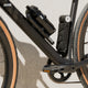 AARON Urban 3.0 Fahrradpedale - Schwarz am Fahrradrahmen mit logo-beschrifteter Trinkflasche im Hintergrund