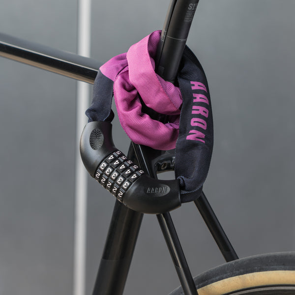 AARON Lock One Fahrradschloss mit Zahlencode - Berry in Schwarz und Pink, um Fahrradrahmen gelegt, Nahaufnahme