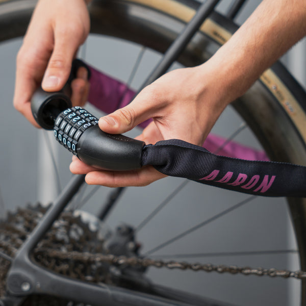 AARON Lock One Fahrradschloss mit Zahlencode - Berry, schwarzes Kettenschloss mit rosa Stoffüberzug an Fahrrad montiert