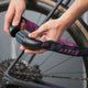 AARON Lock One Fahrradschloss mit Zahlencode - Berry, schwarzes Kettenschloss mit rosa Stoffüberzug an Fahrrad montiert