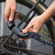 Person sichert Fahrrad mit AARON Lock One Fahrradschloss mit Zahlencode - Olive, 100 cm Kettenschloss und Zahlenkombination