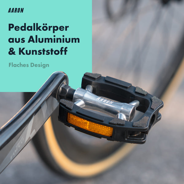 Nahaufnahme der AARON City 2.0 Fahrradpedale - Schwarz mit Aluminium- und Kunststoffpedalkörper am Fahrrad montiert