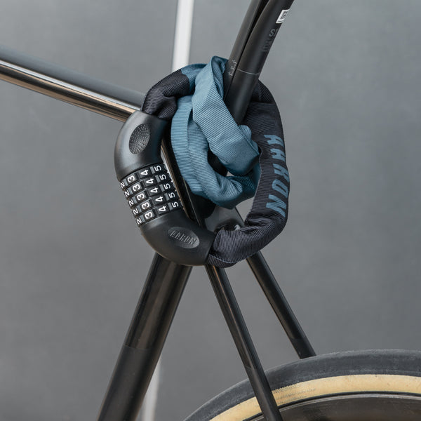 AARON Lock One Fahrradschloss mit Zahlencode - Grau Blau II um Fahrradrahmen und Sattelgestänge geschlossen