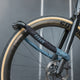 AARON Lock One Fahrradschloss mit Zahlencode - Grau Blau II an Fahrradreifen und Gabel montiert vor grauem Hintergrund