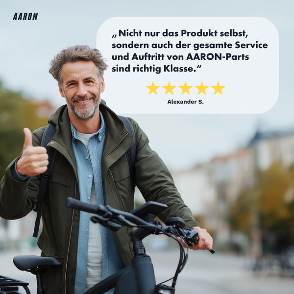 Mann mit Fahrrad gibt Daumen hoch, zufriedene Kundenbewertung zu AARON Urban 3.0 Fahrradpedale - Schwarz sichtbar