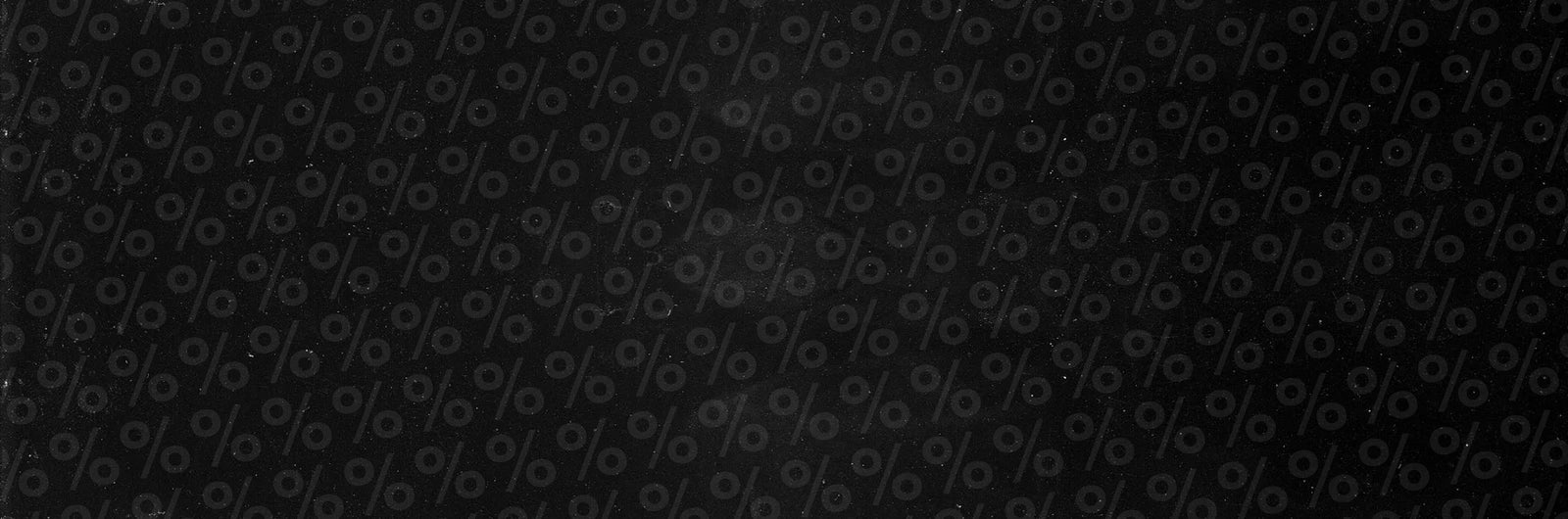 Ein dunkler, strukturierter Hintergrund mit einem sich wiederholenden diagonalen Muster aus weißen Prozentzeichen (%). Die Oberfläche erscheint leicht abgenutzt und zerkratzt.