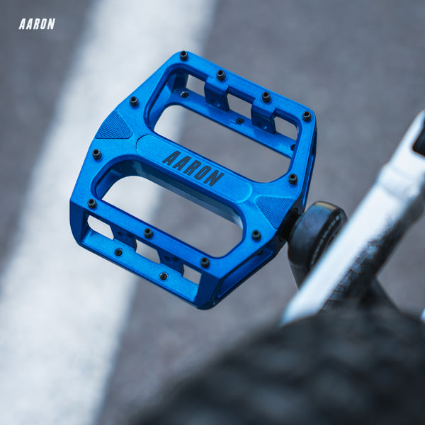 AARON Rock MTB Pedale - Blau mit robustem Aluminium und griffigen Pins für optimalen Halt beim Mountainbiken