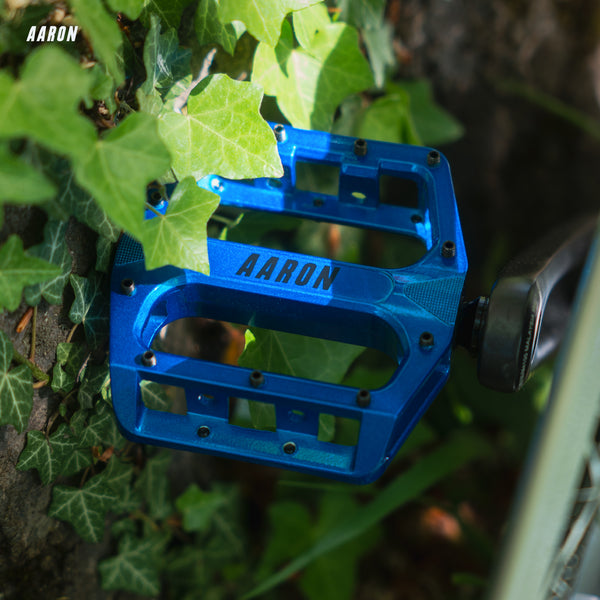 AARON Rock MTB Pedale - Blau mit stabilem Aluminiumgehäuse und griffigen Pins für sicheren Halt beim Mountainbiken
