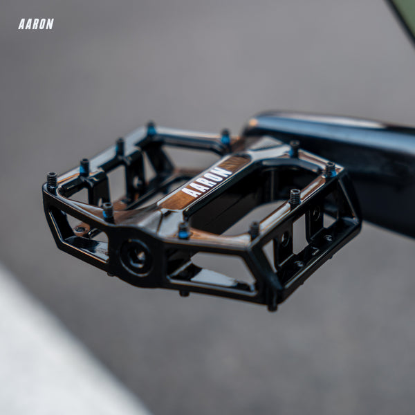 AARON Rock MTB Pedale - Schwarz mit großem, griffigem Aluminium Plattformdesign und CroMo Achse in Nahaufnahme