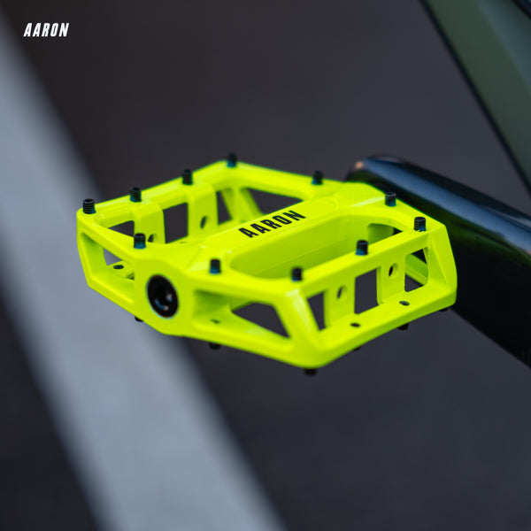 AARON Rock MTB Pedale - Gelb mit großer griffiger Plattform und Industrie-Lagerung nah aufgenommen