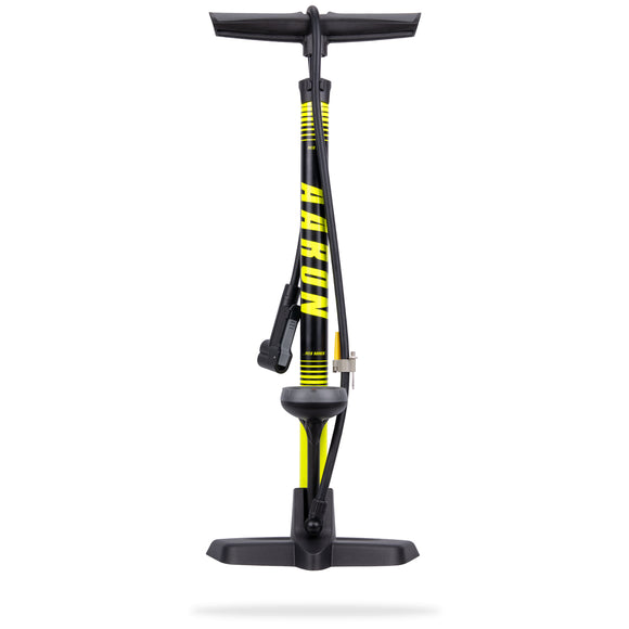 AARON Sport One 3.0 Fahrradpumpe - Gelb mit schwarzem Griff und Schlauch auf weißem Hintergrund stehend