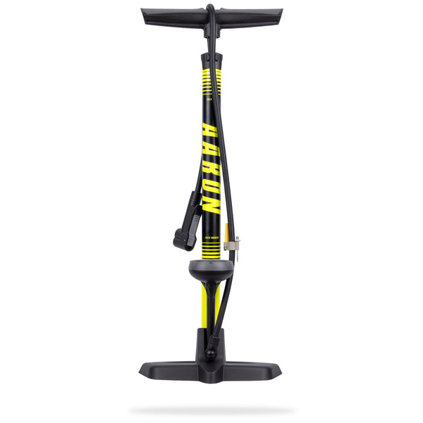 AARON Sport One 3.0 Fahrradpumpe - Gelb mit schwarzem Griff und Schlauch auf weißem Hintergrund stehend