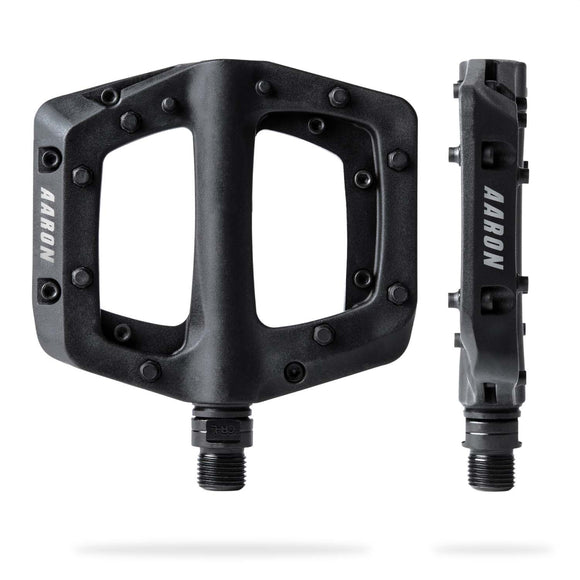 AARON Dirt MTB Fahrradpedale - Schwarz mit geriffelter Oberfläche und austauschbaren Pins für optimalen Grip im Gelände.